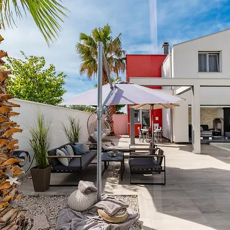 Summer House Escape *