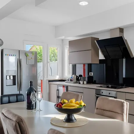 Summer House Escape Villa