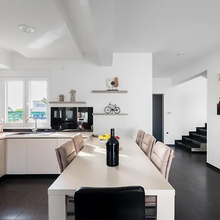 Summer House Escape *