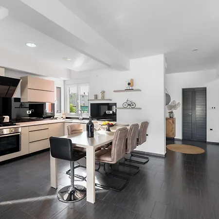 Summer House Escape Villa *