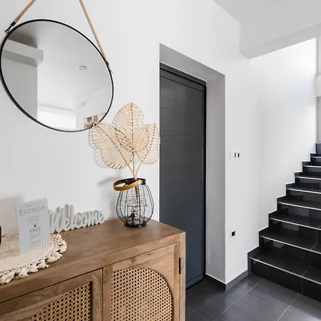 Villa Summer House Escape