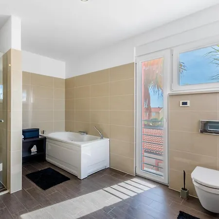 Summer House Escape *