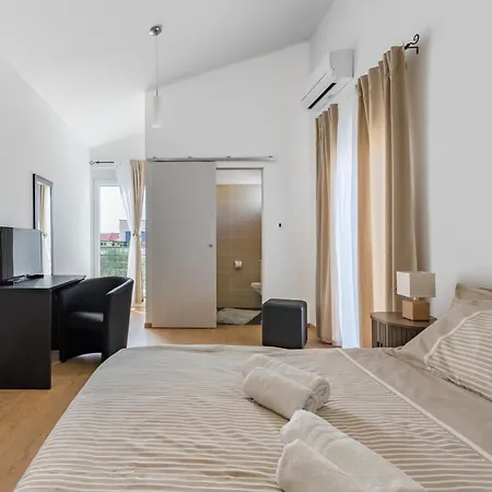 Summer House Escape Villa