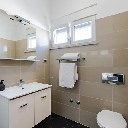 Summer House Escape Vrsi