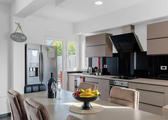 Summer House Escape Villa