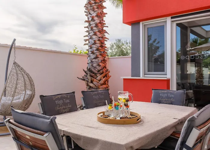 Summer House Escape Villa