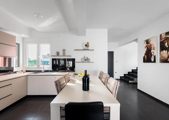 Summer House Escape *