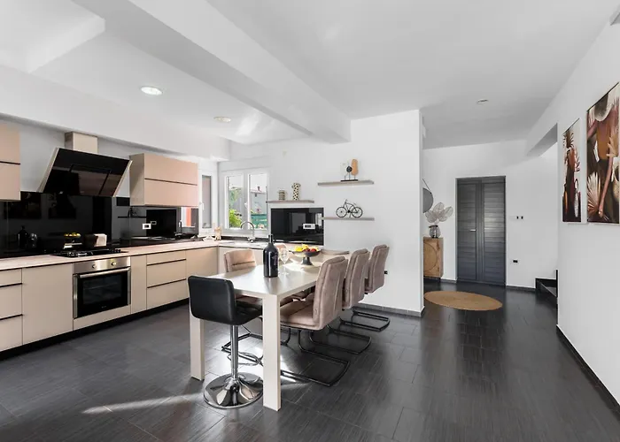 Summer House Escape Villa *