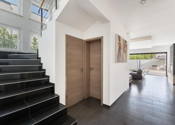 Villa Summer House Escape *