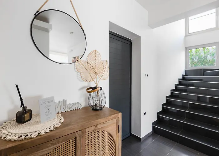 Villa Summer House Escape