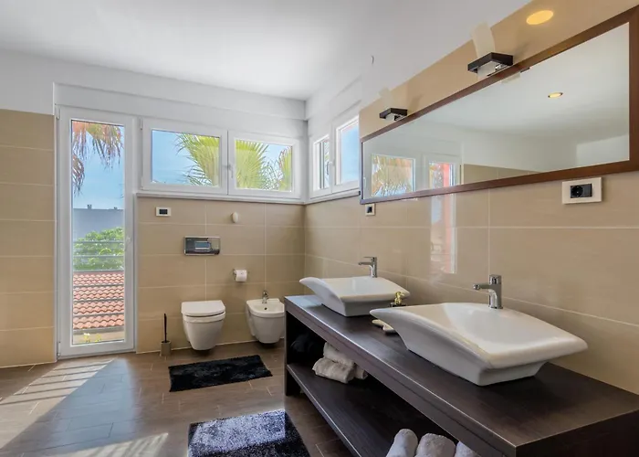 Villa Summer House Escape