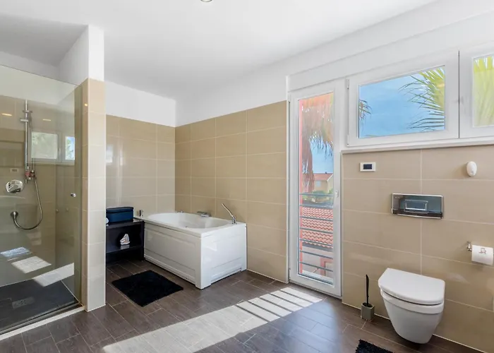 Summer House Escape *